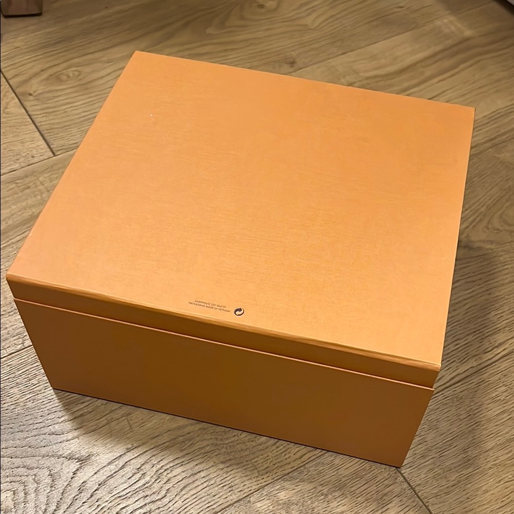 Louis Vuitton Orange Presentation Box with Black Logo - Picture 5 of 8